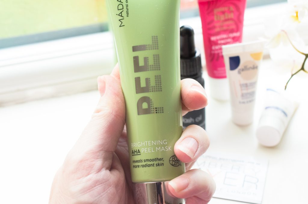 First up in LoveLula August 2018 Beauty Box review. It's Mádara Brightening AHA Peel Mask.