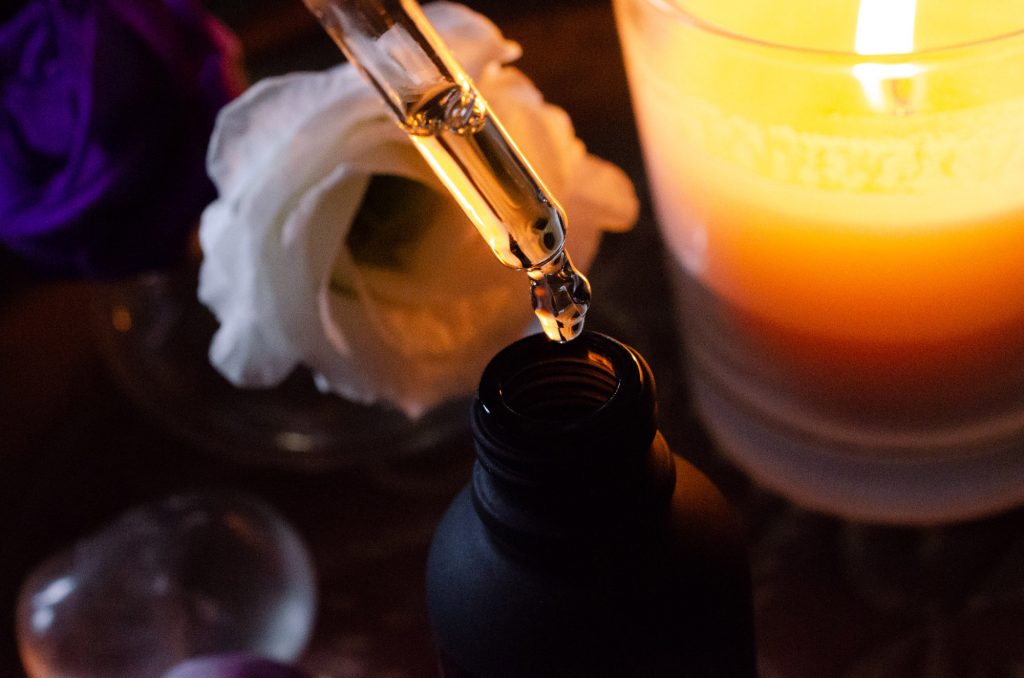 Texture of Kiss The Moon GLOW After Dark Face Oil