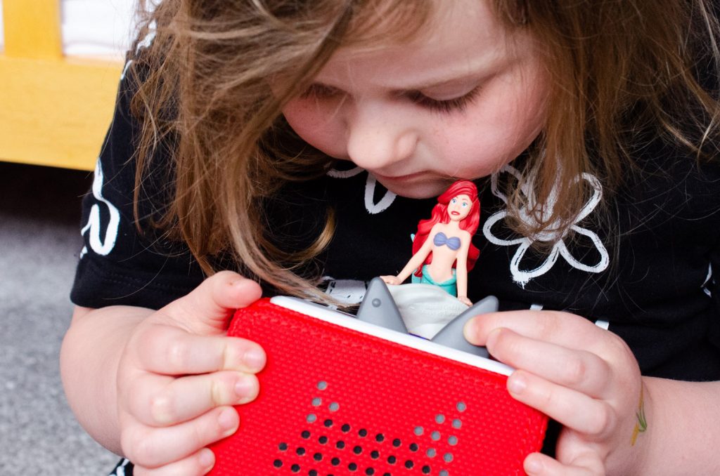 Cara easily controls the volume of the Toniebox using its ears