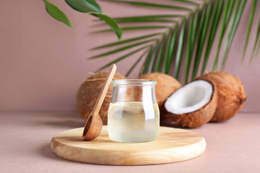 Coconut oil is one of the best natural masks for hair