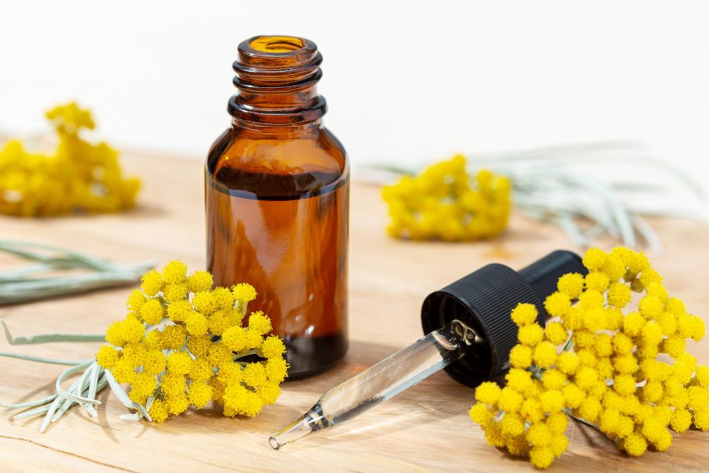 Helichrysum oil can help with sagging skin