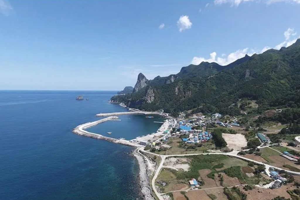The islands of Ulleungdo and Dokdo